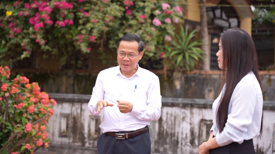 Ông Phan Văn Vĩnh (bên trái), cháu của nhà thơ Chế Lan Viên, chia sẻ về tình cảm của bà con làng An Xuân - Ảnh: A.T