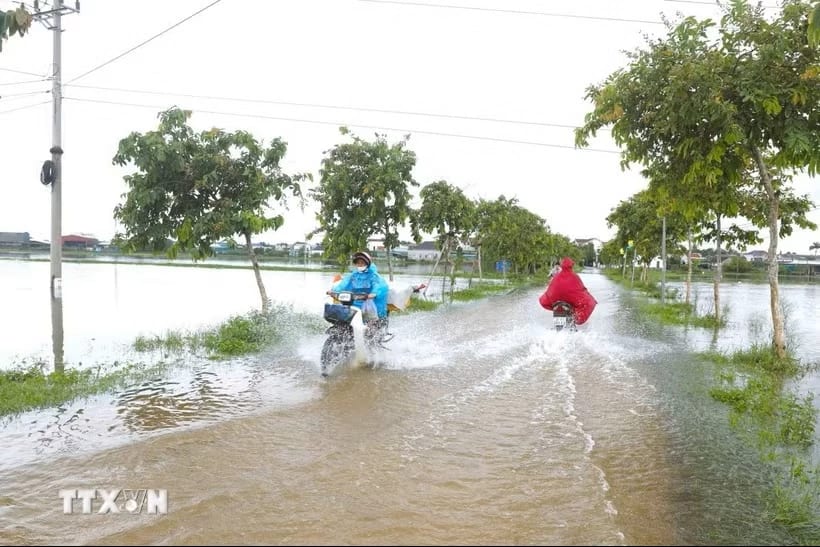 Hệ quả của mưa lớn: nhiều đoạn đường dân sinh tại các xã Diễn Châu, Đức Châu, An Châu (Nghệ An) đã bị ngập sâu. (Ảnh: Xuân Tiến/TTXVN)