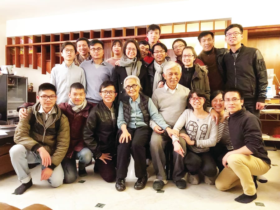 Vợ chồng GS Trần Thanh Vân cùng các sinh viên Việt Nam trong chương trình học bổng tại Pháp - Ảnh: NVCC