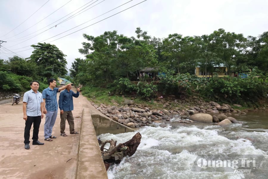 Cán bộ xã Dân Hóa thị sát cầu tràn K-Ai, bản Bãi Dinh, khu vực tiềm ẩn nguy cơ cô lập khi lũ lên cao - Ảnh: Q.N