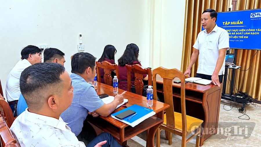 Lãnh đạo Sở Y tế hướng dẫn các đại biểu rà soát, làm sạch và cập nhật dữ liệu trẻ em tại lớp tập huấn ở xã A Dơi - Ảnh: Q.N.