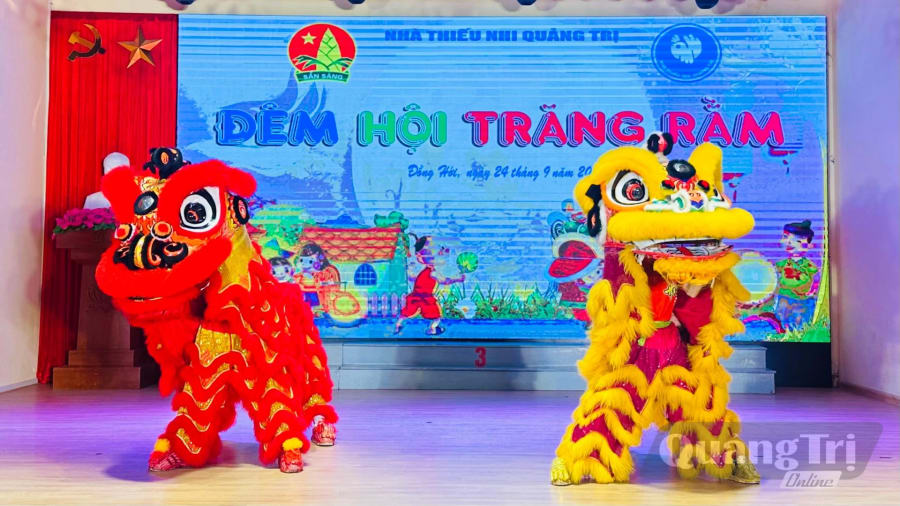 Màn múa lân thật rộn ràng và ấn tượng đã mở đầu cho chương trình “ Đêm hội trăng rằm” - Ảnh: B.N