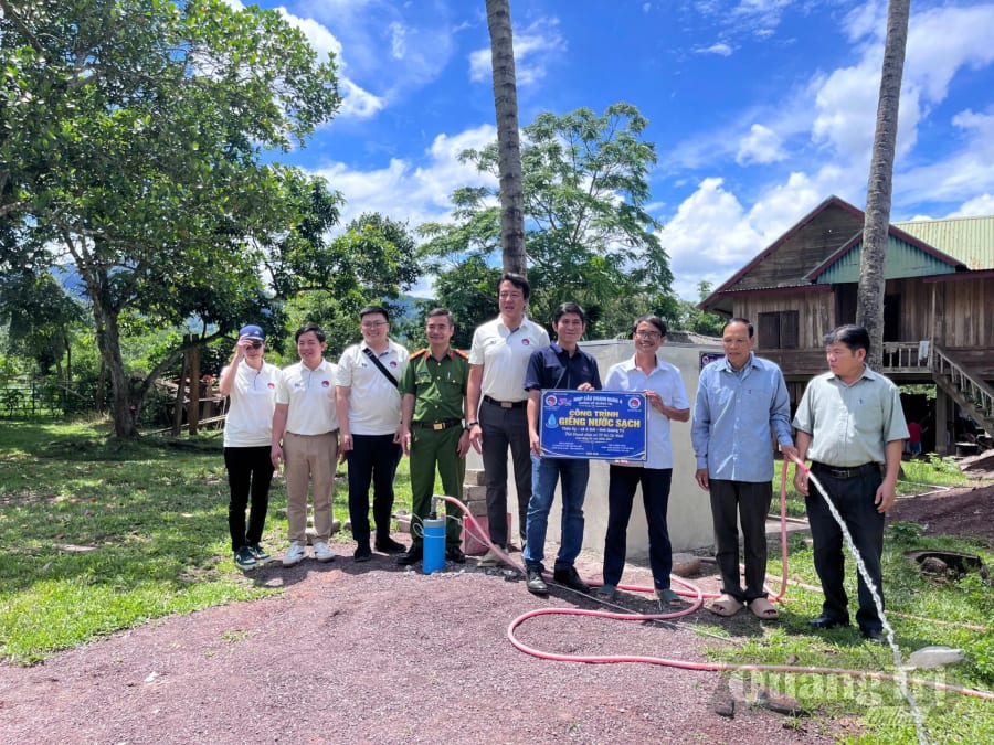 Trao tặng giếng nước sạch phục vụ bà con tại thôn Xy, xã A Dơi - Ảnh: LO