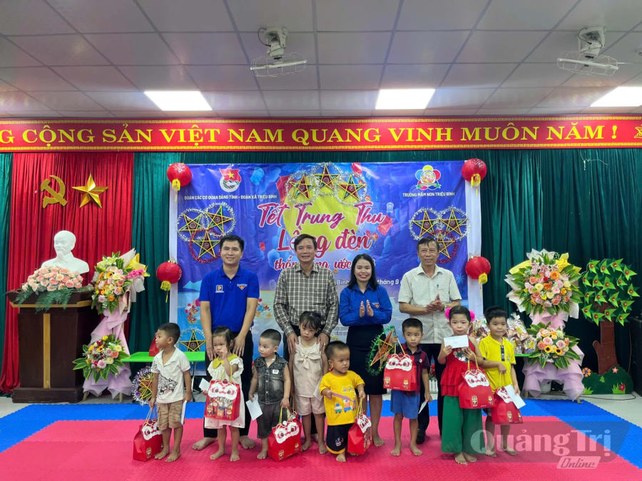 Trao quà cho các em học sinh tại Phân hiệu 1 - Trường Mầm non Triệu Bình - Ảnh: LO 