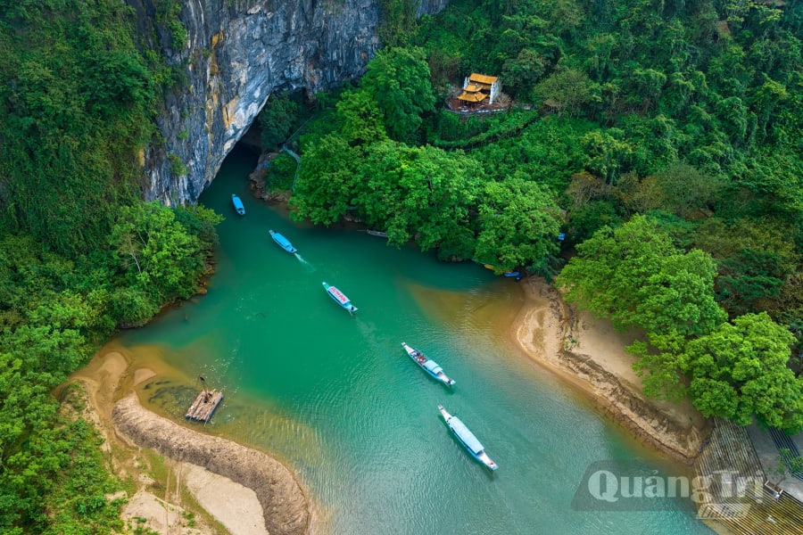 Phong Nha-Kẻ Bàng ấn tượng với cảnh quan hùng vĩ và hệ thống hang động kỳ bí.