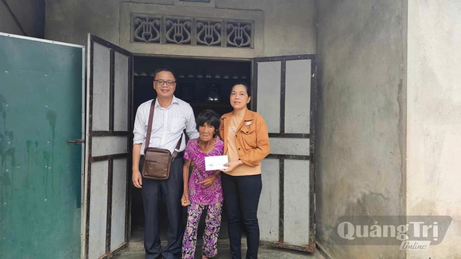 Ông Nguyễn Văn Khoa mang số tiền hỗ trợ của nhà hảo tâm đến với trường hợp có hoàn cảnh khó khăn trên địa bàn - Ảnh: T.P
