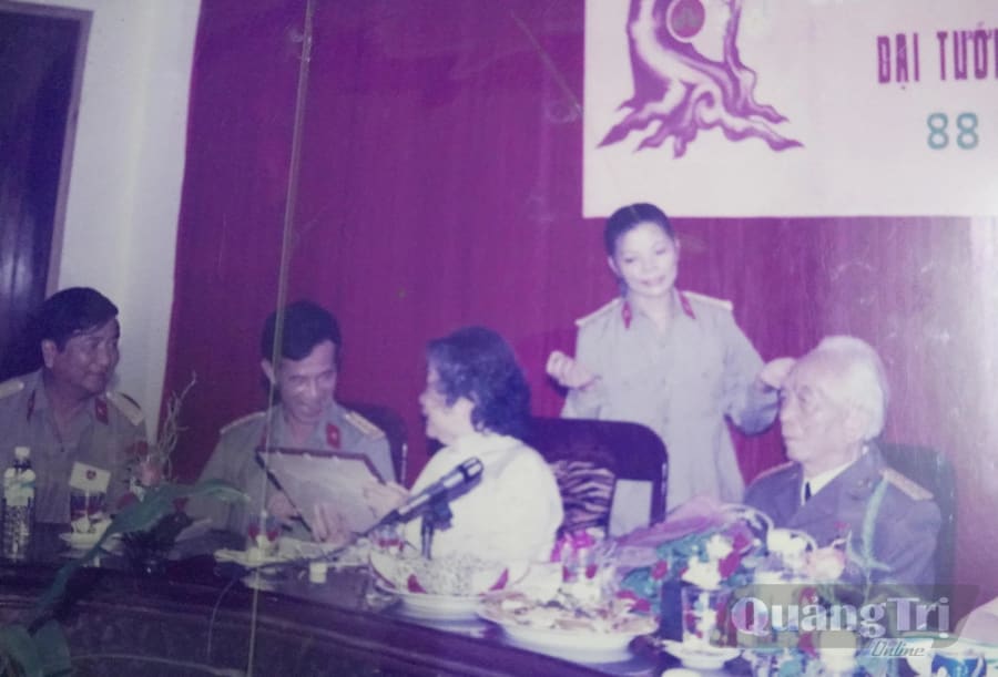 Bức ảnh chị Dương Nữ Mai Sơn hát mừng sinh nhật Đại tướng Võ Nguyên Giáp tháng 8/1999 - Ảnh: P.P