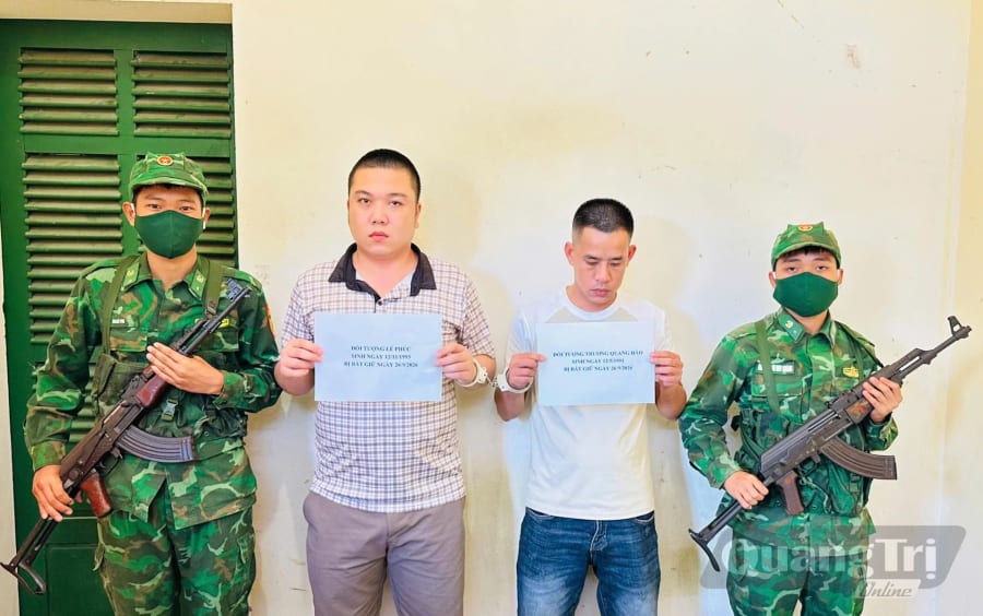 Hai đối tượng Lê Phúc và Trương Quang Hào bị bắt với hành vi “Tổ chức cho người khác xuất cảnh Việt Nam trái phép” - Ảnh: H.N