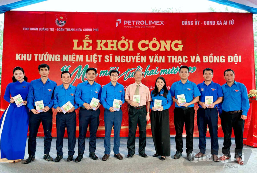 Ông Nguyễn Văn Thục gửi tặng đoàn viên, thanh niên cuốn nhật ký “Mãi mãi tuổi 20” - Ảnh: NVCC