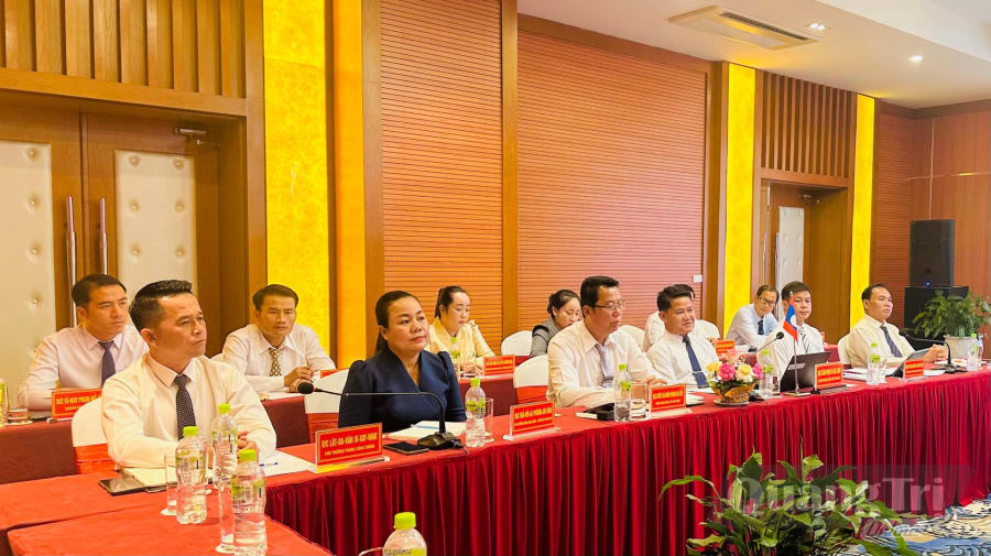 Đoàn công tác Sở Tư pháp tỉnh Khăm Muồn, nước Cộng hòa Dân chủ Nhân dân Lào tại buổi làm việc với Sở Tư pháp Quảng Trị. Ảnh: B.N
