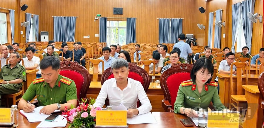 Đại diện chính quyền, ngân hàng, doanh nghiệp, công an, gia đình và người tái hòa nhập cộng đồng tham dự ra mắt mô hình “5 đồng hành” - Ảnh: P. V