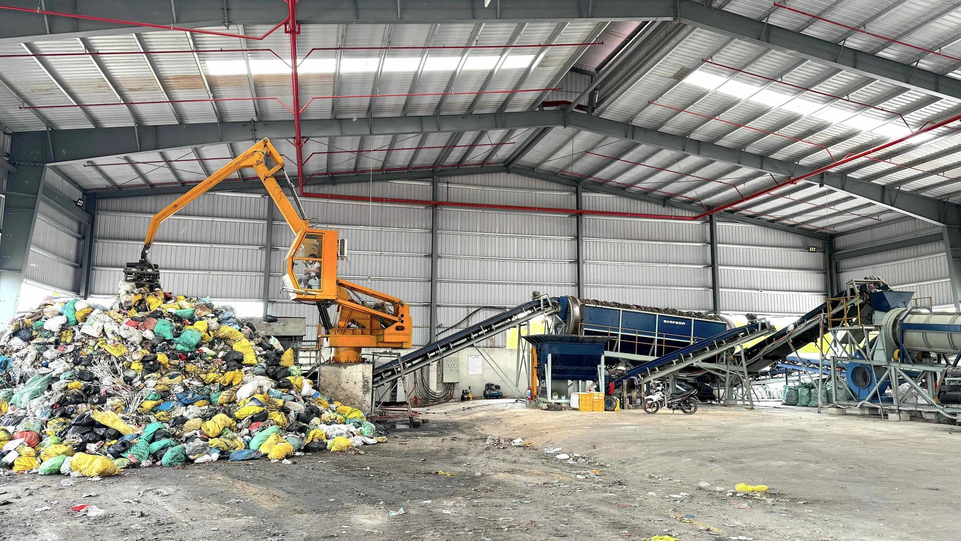 Hệ thống phân loại rác sinh hoạt đầu vào tại Nhà máy xử lý rác Trung Thuần - Ảnh: Quang Ngọc