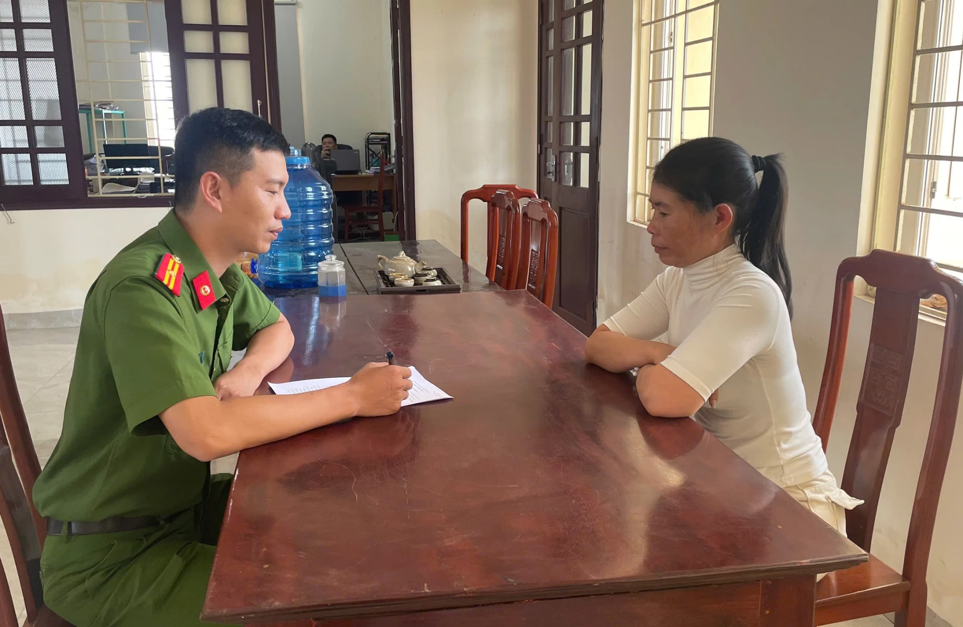 Đối tượng truy nã đặc biệt Nguyễn Thị Thanh Nga ra đầu thú tại Văn phòng Cơ quan Cảnh sát điều tra Công an tỉnh Quảng Trị - Ảnh: T.T