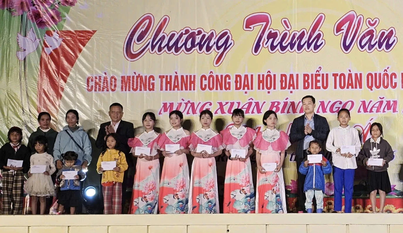 Nhà báo Đăng Đức(thứ 4 từ phải sang) trao quà của bạn đọc Báo Giáo dục và Thời đại tại xã Tà Rụt - Ảnh: NVCC