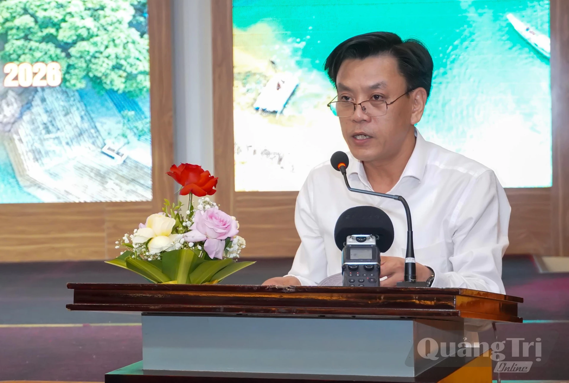 Đại diện lãnh đạo Sở Văn hoá, Thể thao và Du lịch công bố quyết định của UBND tỉnh công nhận Khu du lịch Phong Nha-Kẻ Bàng là Khu du lịch cấp tỉnh - Ảnh: N.H