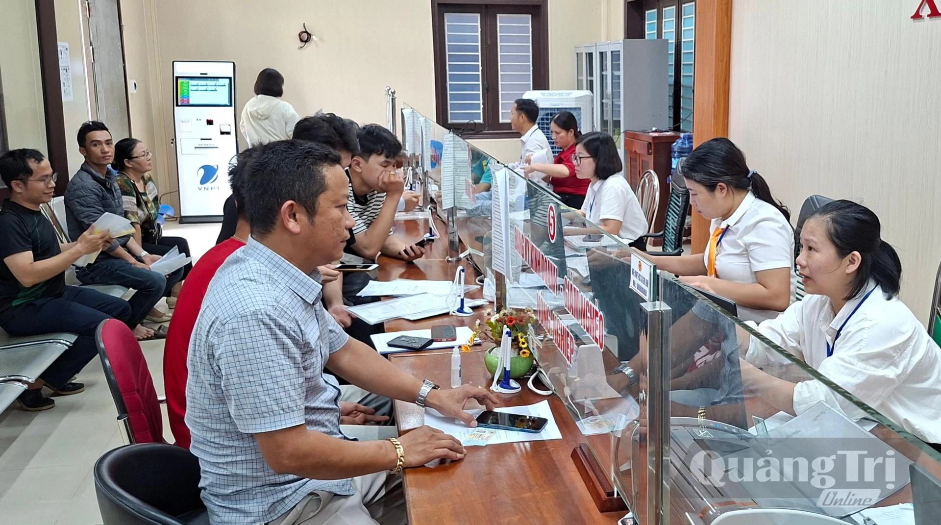 Trung tâm Phục vụ hành chính công xã Gio Linh kết hợp giải quyết thủ tục hành chính với tuyên truyền pháp luật đến người dân - Ảnh: N.V