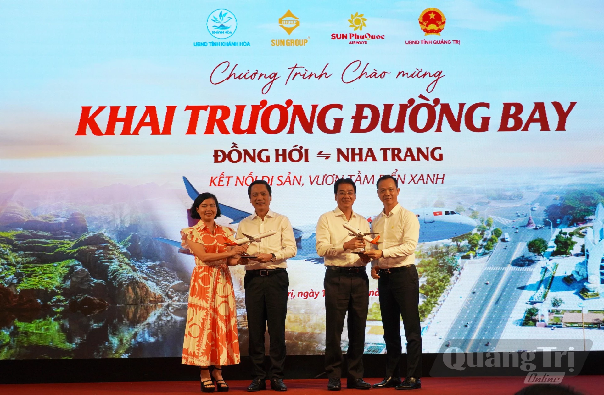 Tập đoàn Sun Group và Sun PhuQuoc Airways tặng quà lưu niệm tỉnh Khánh Hòa và Quảng Trị - Ảnh: X.P