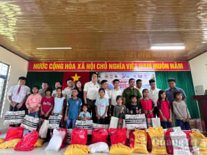 Trao tặng các công trình, phần quà tại xã A Dơi