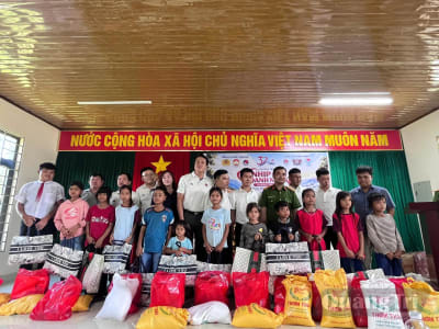 Trao tặng các công trình, phần quà tại xã A Dơi