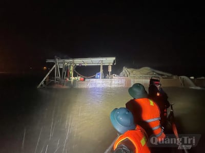 Phát hiện, xử lý thuyền khai thác cát trái phép trên sông Gianh