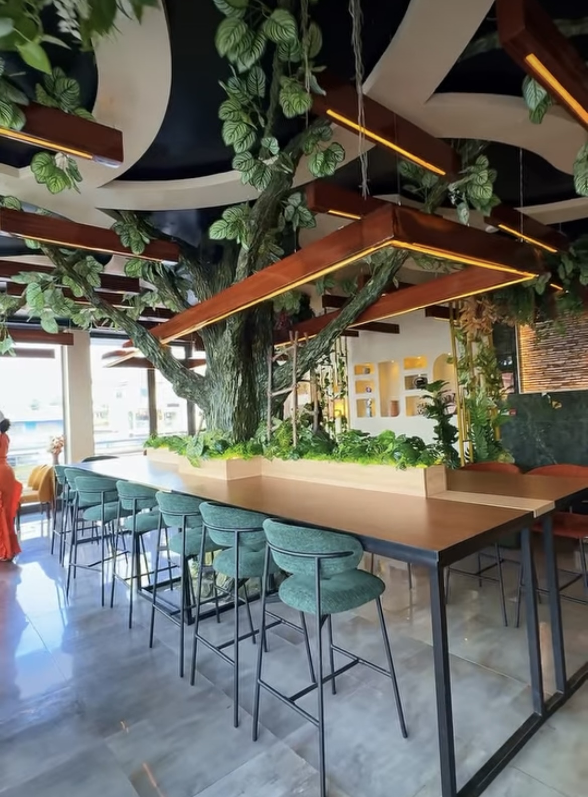 DOWNTOWN GOLDEN TREE RESTAURANT