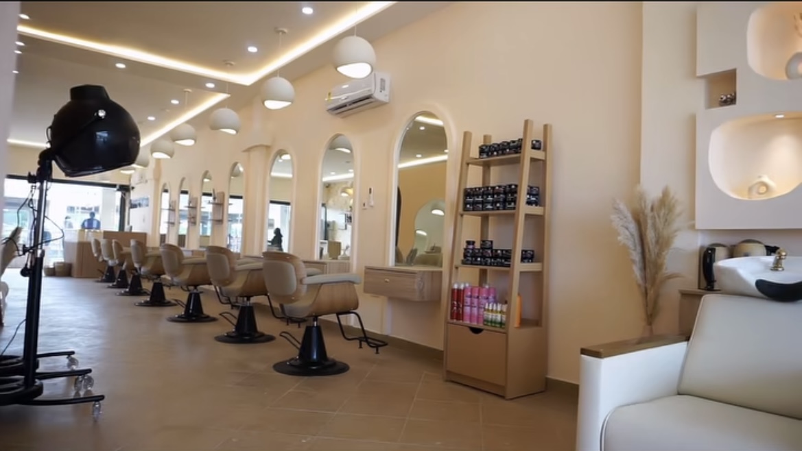 BARBIE’S BEAUTY LOUNGE 