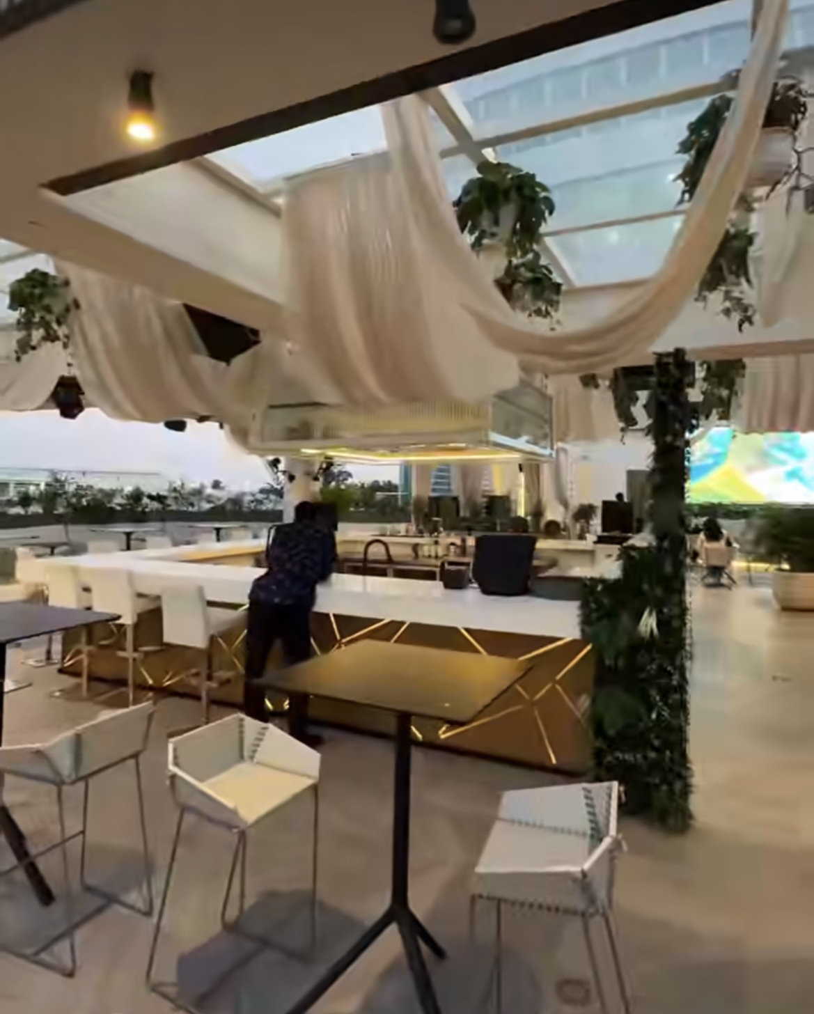 LUNA ROOFTOP BAR