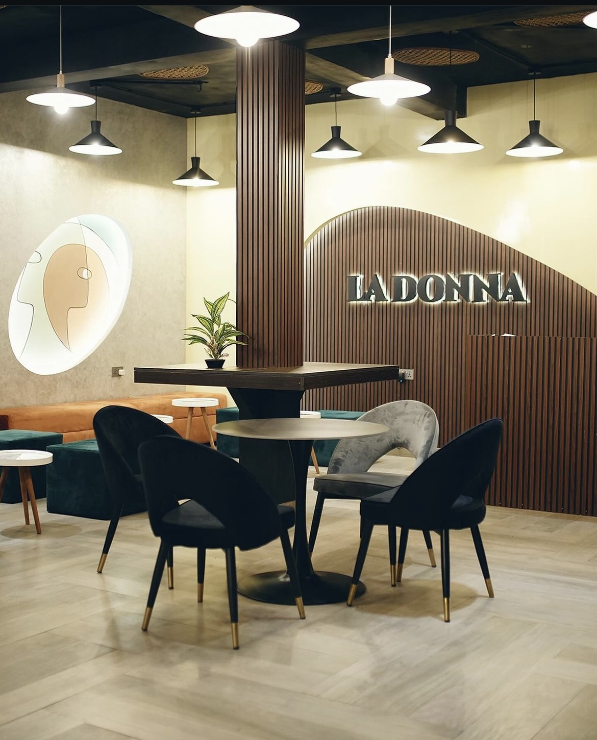 LA DONNA LOUNGE 