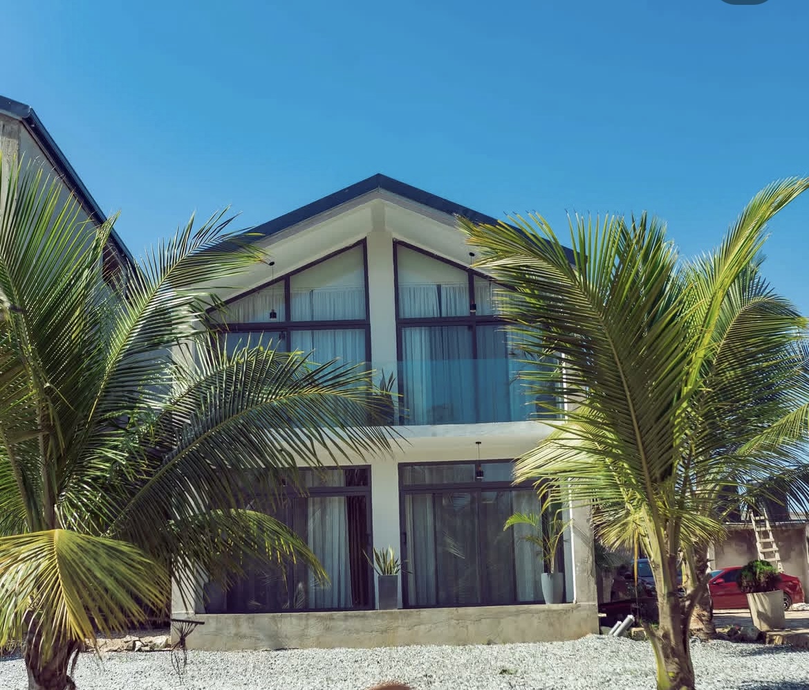 AFROBREEZE BEACH HOUSE 