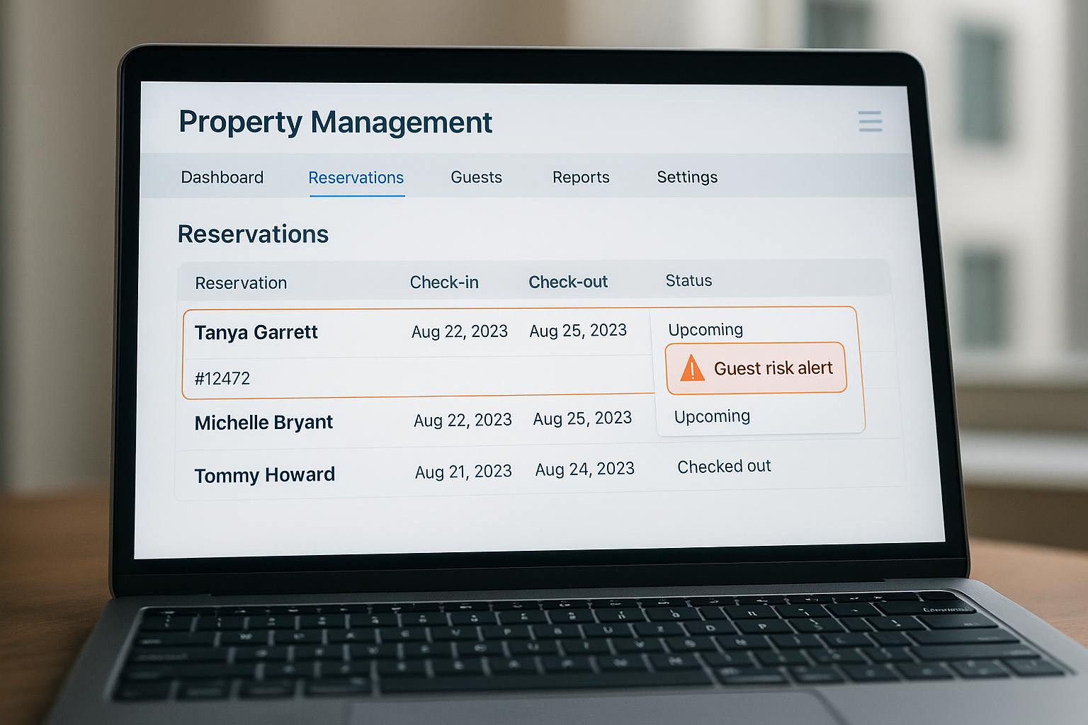 Computer di proprietario hotel che mostra un allarme