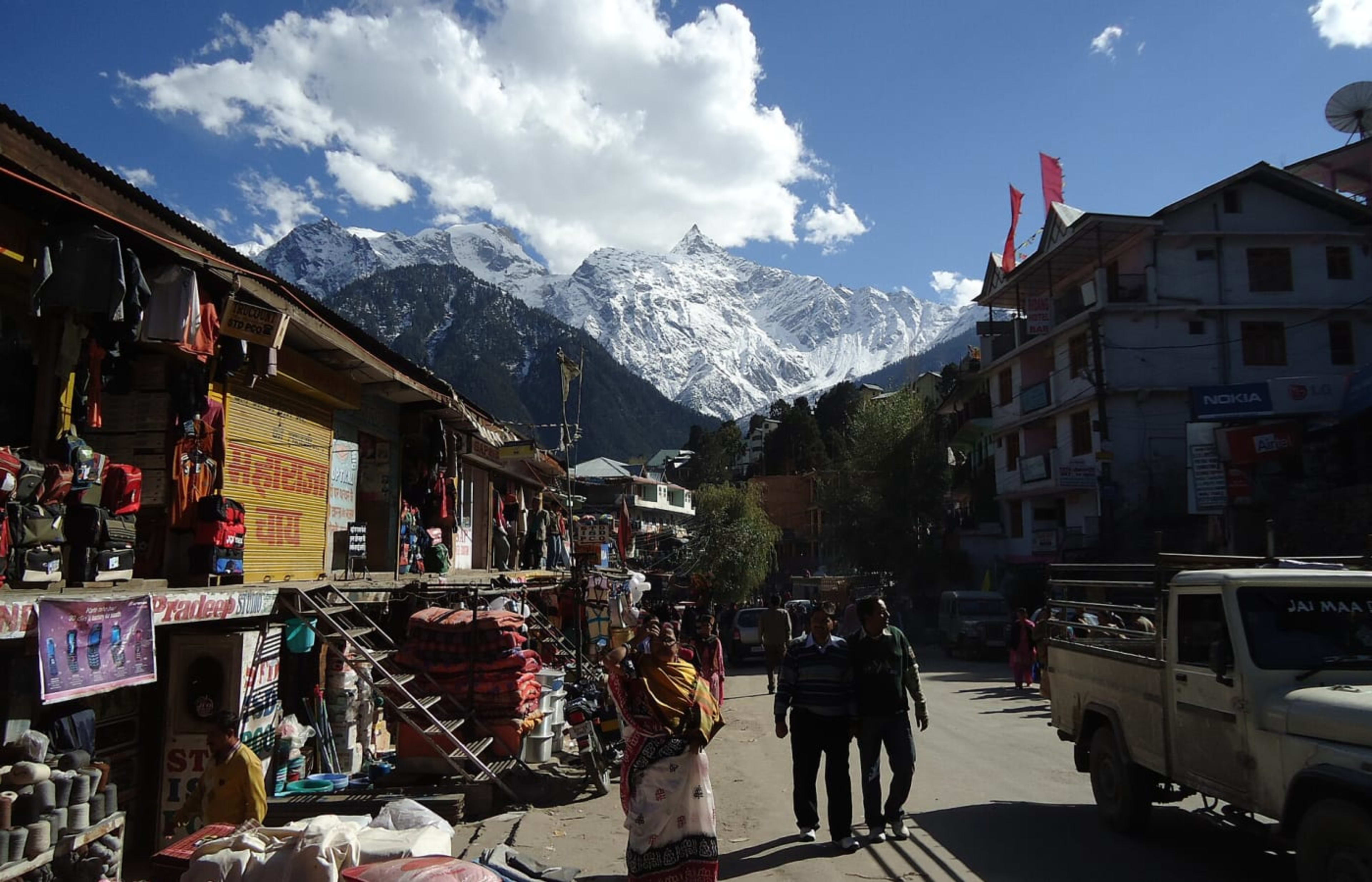 Market street with Kinnaur Kailash view, Reckong Peo (Reckong Peo)