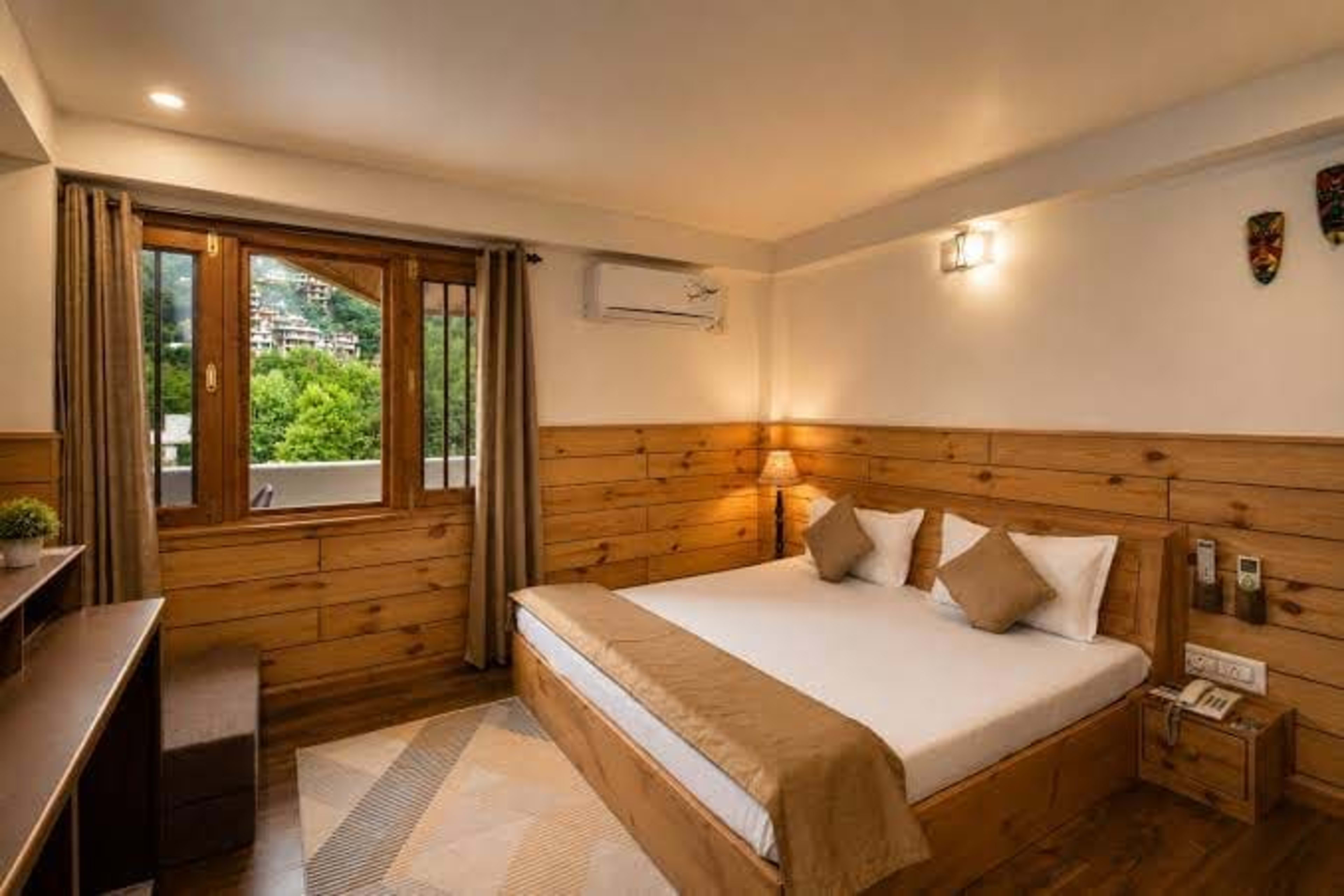 Kullu Valley Homestay - wooden-panelled double room