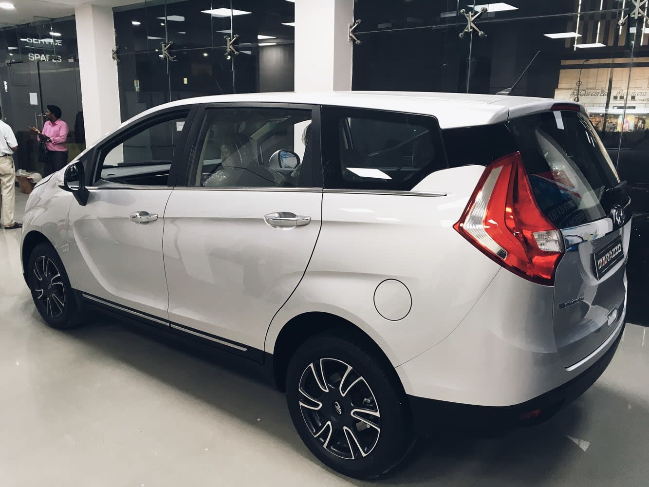 Mahindra Marazzo photo 2