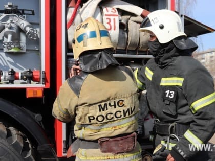 В Кинешме утренний пожар уничтожил дом, два гаража и автомобиль