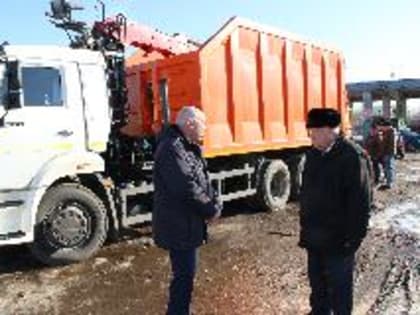 Для вывоза веток с контейнерных площадок в распоряжение УГХ поступил второй ломовоз