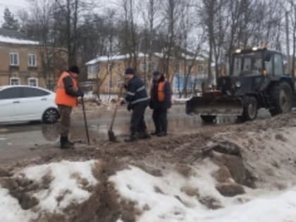 В связи с погодными условиями проводится работа по  ликвидации скользкости на территории города.