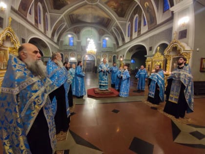 Вечерня с чтением акафиста Пресвятой Богородице в Воскресенском кафедральном соборе.