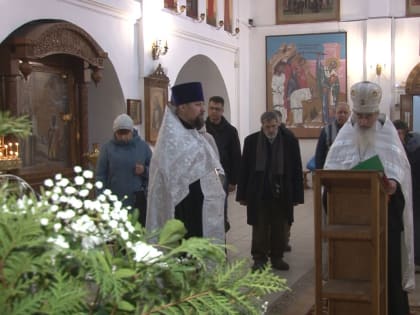 Благочинный Тейковского благочиния протоиерей Павел Пономарев в сослужении соборного духовенства совершил молебен о без вести пропавших воинах