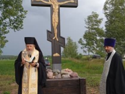 Епископ Шуйский и Тейковский Иоанн освятил Поклонный Крест на въезде в деревню Панино Савинского района