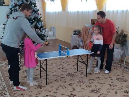 Кинешемским детским садам №10 и №17 подарили специальные детские теннисные столы