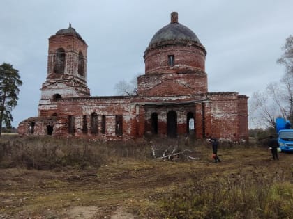 Субботник в храме Живоначальной Троицы в Смердово