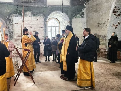 епископ Шуйский и Тейковский Иоанн отслужил молебен о начале ремонтных работ в Троицком храме посёлка Холуй