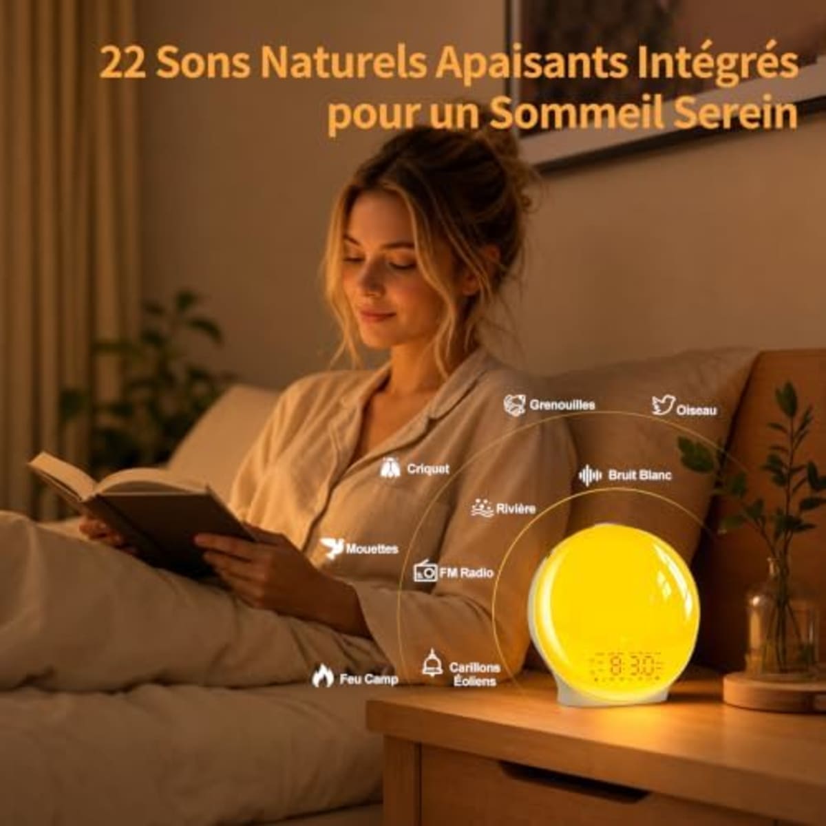Femme lisant au lit le soir avec le réveil lumineux Suright diffusant des sons naturels sur la table de chevet