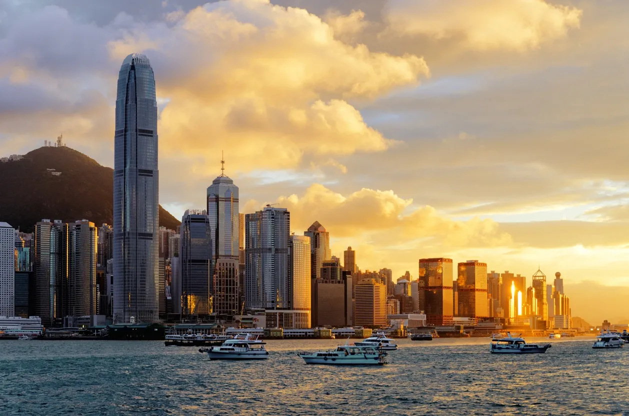 La tour de l'IFC à Central, Hong Kong, prise depuis un bateau depuis le port