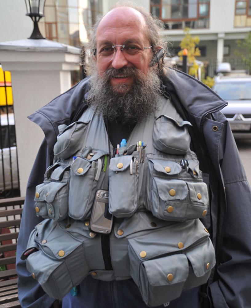 Жилет безбрачия? Борис Корчевников переживает, что Анатолий Вассерман навел на него порчу