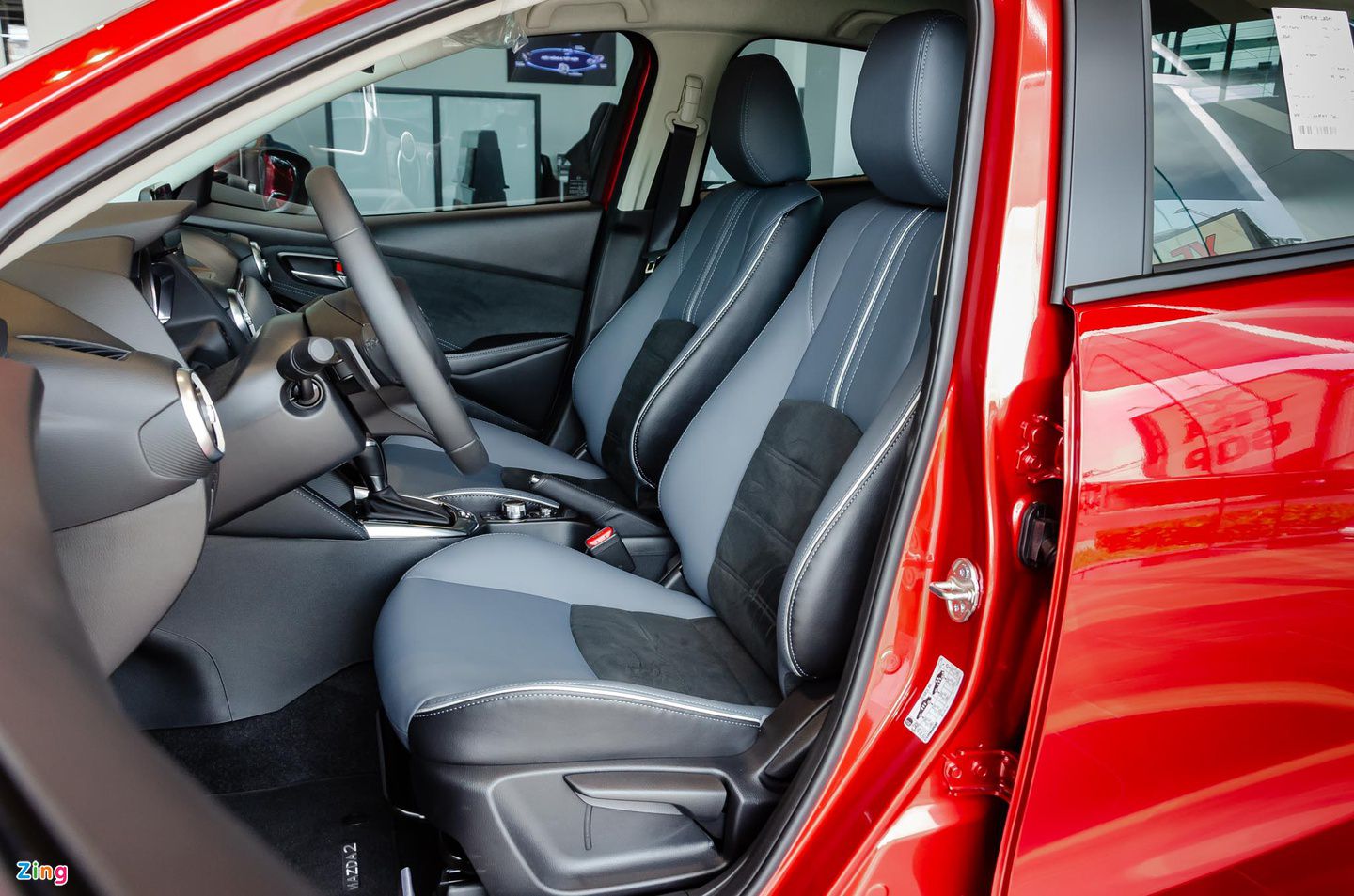 Khoang lái xe Mazda 2