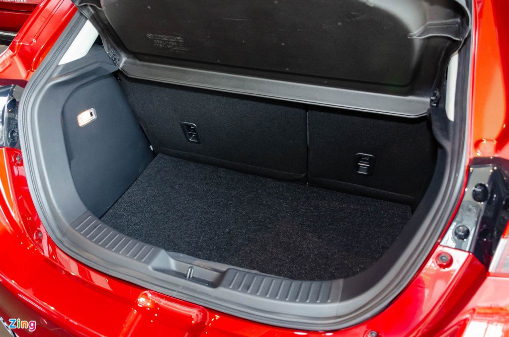 Khoang hành lý Kia Mazda 2