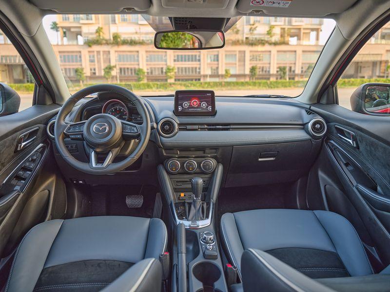 Khoang lái Kia Mazda 2