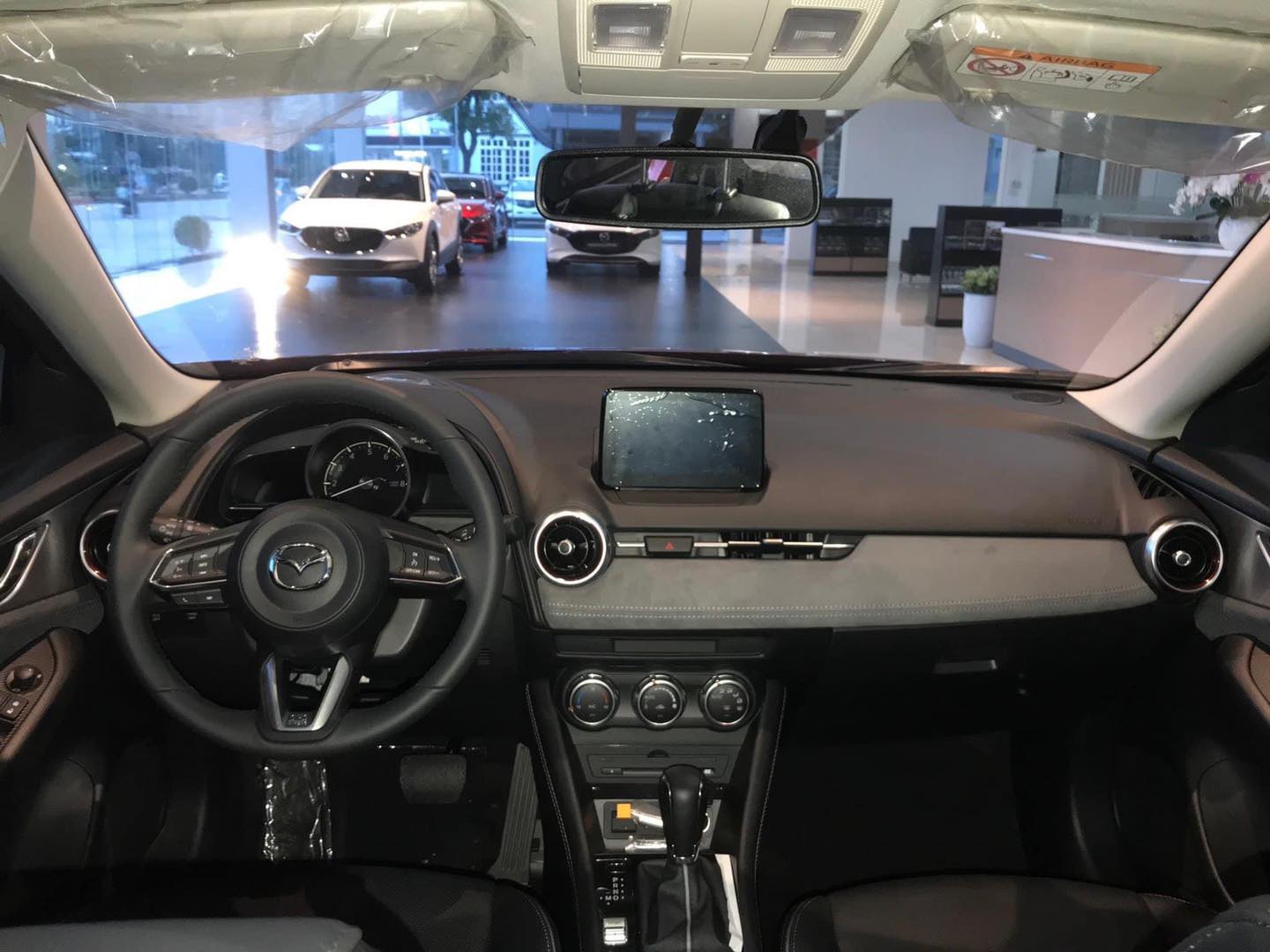 Khoang lái KIA và táp lô Mazda CX3