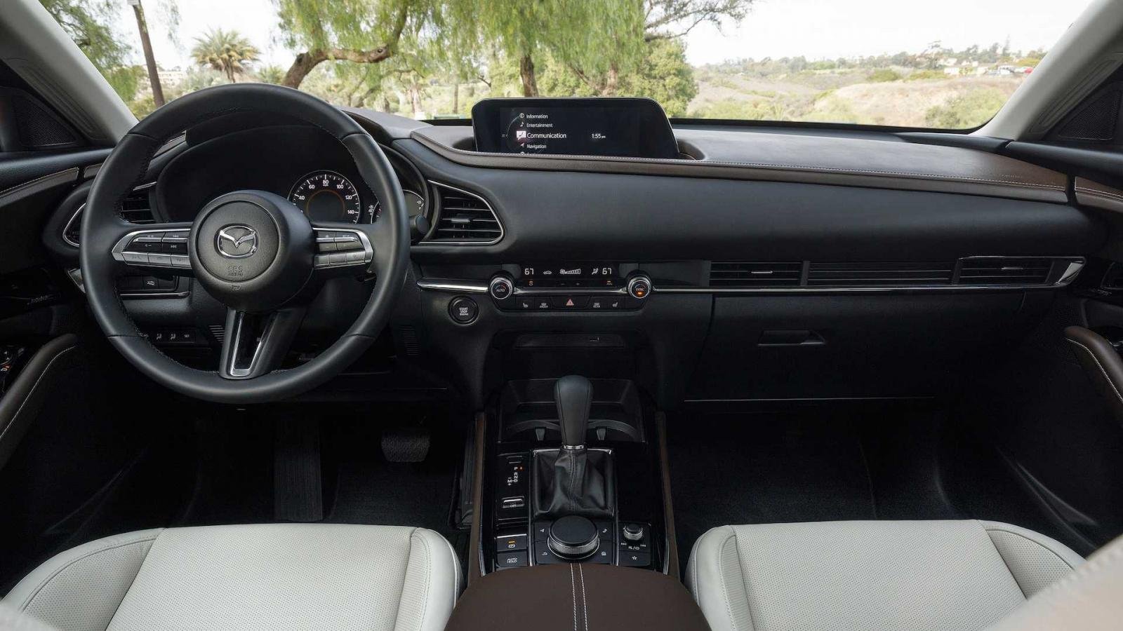 Khoang lái xe KIA Mazda CX30